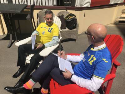 Посольство Канады поддержало Украину, выйдя на работу в желто-синей форме нашей сборной
