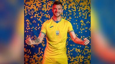 Украинской сборной позволили разместить на форме националистический лозунг