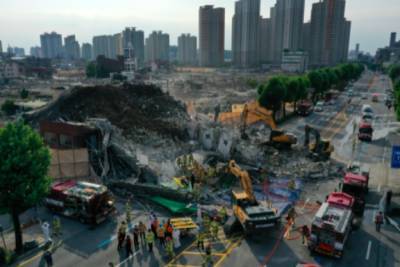 Как в фильме ужасов: в Южной Корее 5-этажный дом рухнул на автобус, жуткое видео