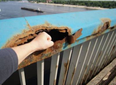 Дырки в асфальте и ржавчина на металлических конструкциях: состояние Северного моста в Киеве аварийное. ФОТО
