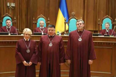 Киев обвинил судей КСУ в шантаже