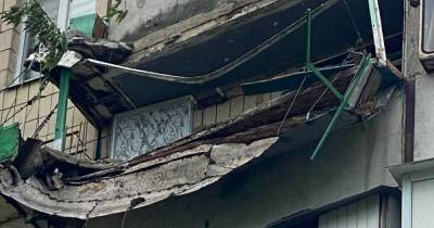 В Киеве обвалился балкон, на котором мужчина выращивал клубнику (фото)