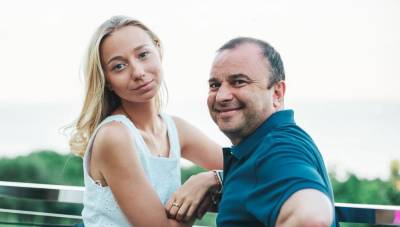 Жена Виктора Павлика на 40-й неделе беременности сильно удивила, показав, как выглядела раньше: «Здесь мне 18»