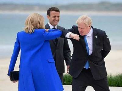 Саммит G7 начался с яркой фотосессии на пляже