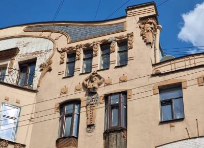В центре Петербурга незаконно демонтировали части тел горельефных женщин