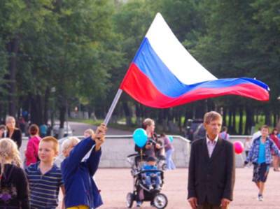 Опрос ВЦИОМ: россиян, знающих, какой именно праздник отмечается 12 июня, стало на 9% больше