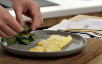 Идеальный завтрак за 5 минут: рецепт французского омлета с сыром, лучше запишите
