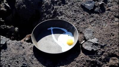 Инспектор Росприроднадзора пожарил яйцо на горящем угольном отвале в Кузбассе