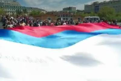 Сити-менеджер Читы вместе с читинцами пронёс флаг России по площади Ленина