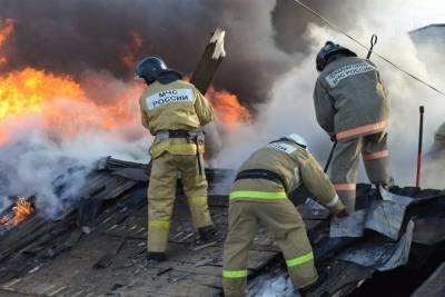 Бесхозное строение сгорело в Печорах на улице Ленина