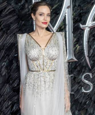 Из Малефисенты в Белоснежку: Анджелина Джоли в прозрачном платье в Нью-Йорке
