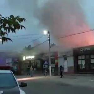 В Киеве загорелся ресторан и павильоны