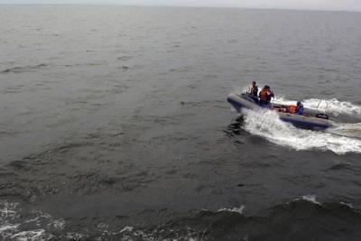 На озере в Приморском крае пропали супруги, их ребенка нашли в лодке