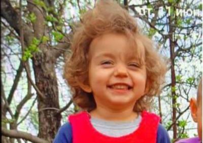 "Играла возле дома": двухлетняя Леночка бесследно исчезла, приметы и фото