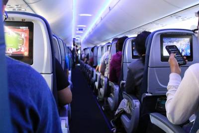 Пассажир рейса в США попытался открыть дверь во время полета