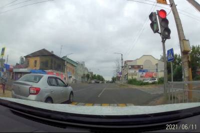 В Тверской области легковушка пролетела через пешеходный переход на красный свет