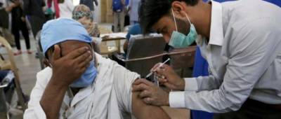 В Пакистане за отказ от прививки против COVID-19 будут блокировать мобильные телефоны