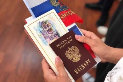Юным ставропольчанам вручили первые паспорта в День России