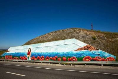Ко Дню России вдоль Тавриды в Крыму появилась гигантская роспись