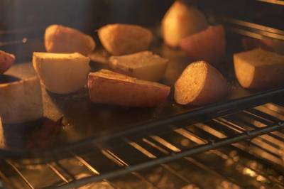 Диетолог объяснила, почему запеченный картофель полезней жареного