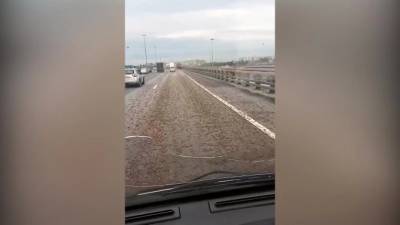 Видео: участок КАД на юге Петербурга превратился в каменистую дорогу