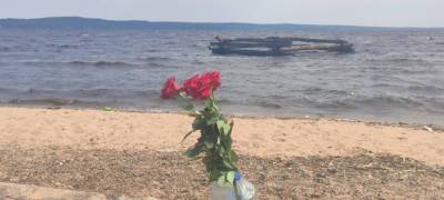 Жители Петрозаводска принесли цветы на берег Онежского озера, где утонули подростки (ФОТОФАКТ)