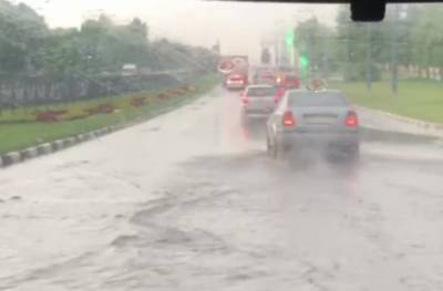 Авто плавают как корабли: потоп образовался на дорогах Харькова, кадры