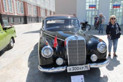 В Верхней Пышме уральские любители ретротехники собрали флаг РФ из автомобилей