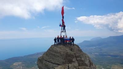 Российский триколор взвился на вершине горы Демерджи в Крыму