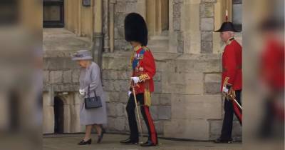 На церемонії на честь дня народження королеви Єлизавету II замість чоловіка супроводжував її кузен