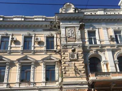 В центре Одессы обвалилась часть фасада Главпочтамта (видео) - odessa-life.od.ua - Одесса