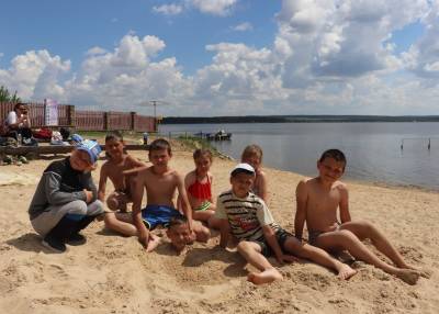 На пляже водохранилища устанавливают детскую игровую площадку