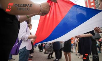 Жители Энгельса приняли участие во флешмобе «Флаги России»