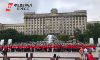 Более тысячи петербуржцев выстроились в «живой флаг» России