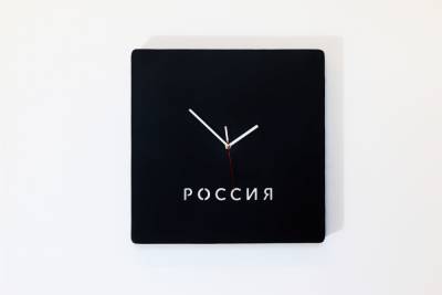 Часы с идущими назад стрелками разместили на доме Немцова в Нижнем Новгороде