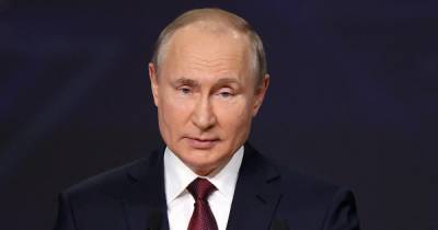 Путин в День России посетил выставку, посвященную 800-летию Невского
