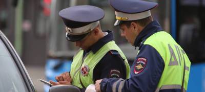 Пьяный пассажир не дал автоинспекторам забрать автомобиль на спецстоянку в Петрозаводске