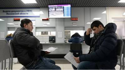 Трудовых мигрантов в России обязали знать права иностранцев