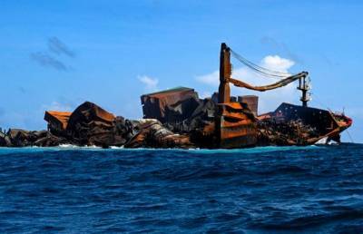 Власти Шри-Ланки потребовали у владельца сгоревшего у ее берегов судна $40 млн компенсации