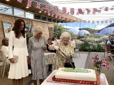Борис Джонсон - Елизавета Іі - Королева Елизавета II разрезала торт церемониальной саблей перед саммитом G7 - unn.com.ua - Украина - Киев - Англия - Великобритания
