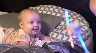 Реакция ребенка на разноцветную игрушку вызвала у юзеров истерический смех (Видео)