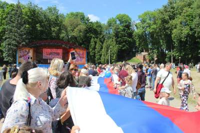 В центре Смоленска развернули 50-метровый флаг России