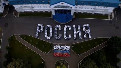 Как «Росатом», «Роснефть» и другие компании поздравили страну с Днем России?