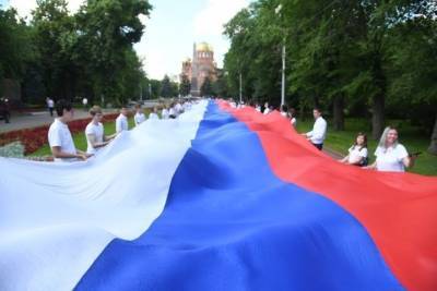 Стометровый флаг России пронесли по Аллее Героев в Волгограде