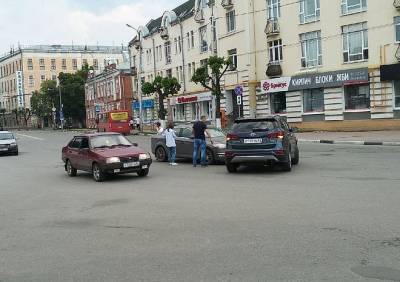 На площади Соборной столкнулись две иномарки