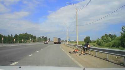 Фура сбила велосипедиста на трассе в Пермском крае. Видео