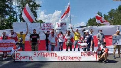 "Братья, остановите поддержку убийцы": белорусы перекрыли движение на границе с Украиной