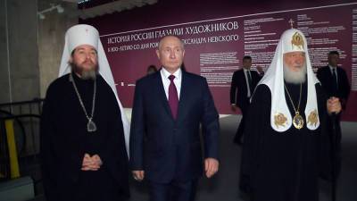 Путин в День России посетил выставку, посвящённую 800-летию Александра Невского
