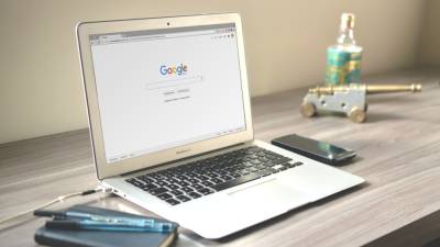Разработчики Google изменили логотип поисковика в День России