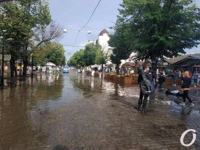 Центр Одессы умыл летний ливень – Дерибасовская «поплыла» (фото)